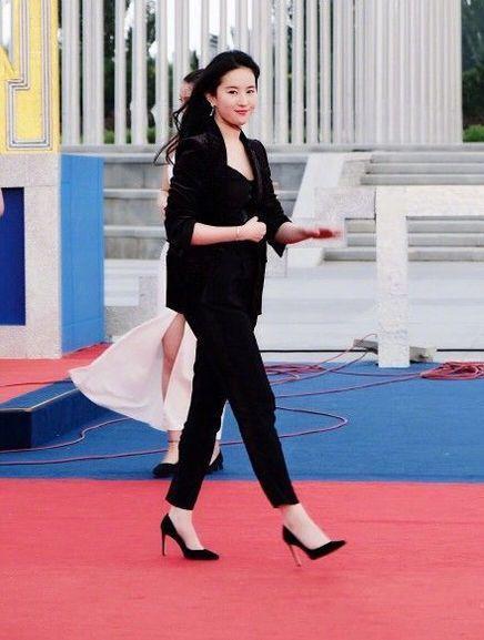 刘亦菲参加成龙电影周生图曝光，穿干练西装气场十足，脸发福了