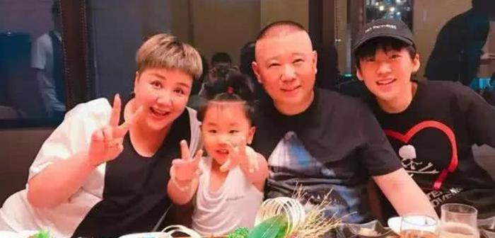 郭德纲4岁小儿子曝光，长发及腰造型个性，不像郭麒麟撞脸汪苏泷