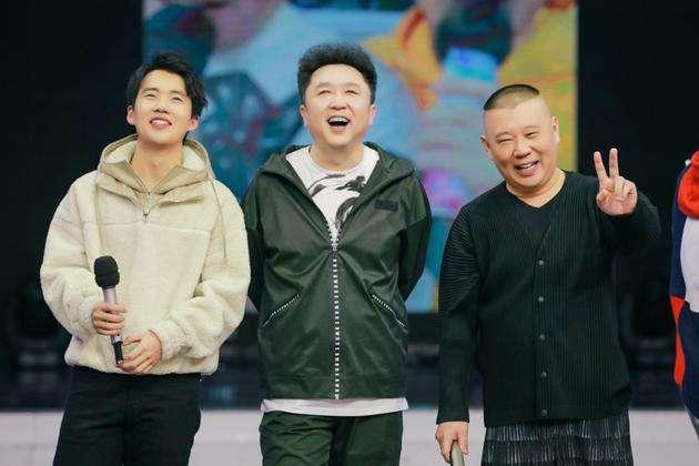 郭德纲4岁小儿子曝光，长发及腰造型个性，不像郭麒麟撞脸汪苏泷
