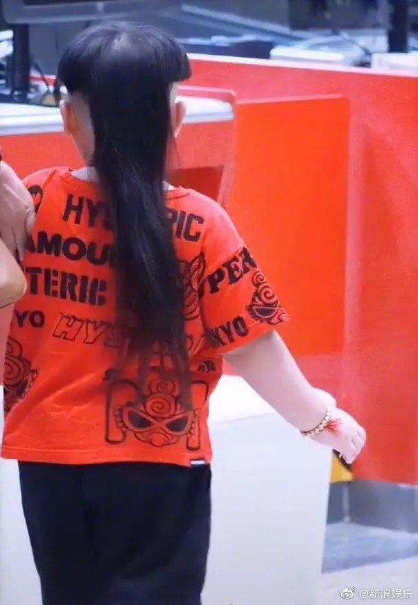 郭德纲4岁小儿子曝光，长发及腰造型个性，不像郭麒麟撞脸汪苏泷