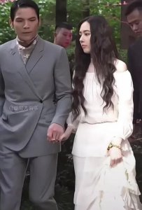 ​郭碧婷向佐同框引争议，一人冷漠，一人不悦，网友：貌合神离罢了
