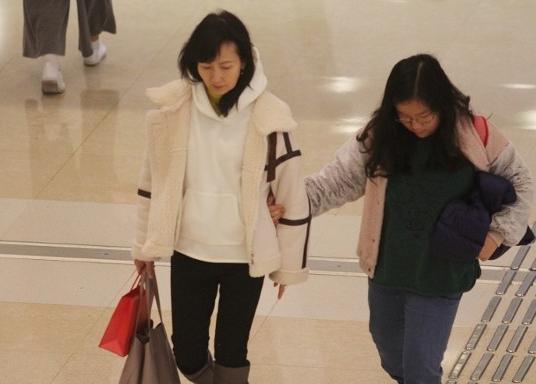 陈美琪带养女逛街两人似姐妹，两次手术后女儿终于可以自由走动！