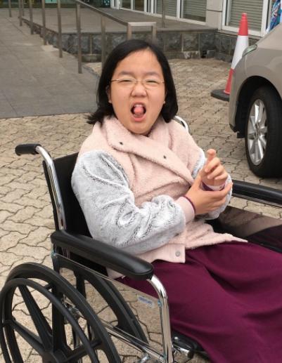 陈美琪带养女逛街两人似姐妹，两次手术后女儿终于可以自由走动！