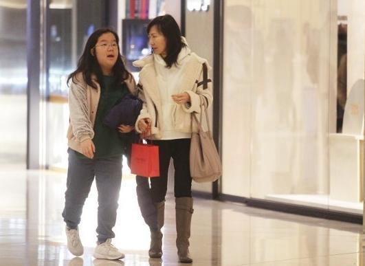 陈美琪带养女逛街两人似姐妹，两次手术后女儿终于可以自由走动！