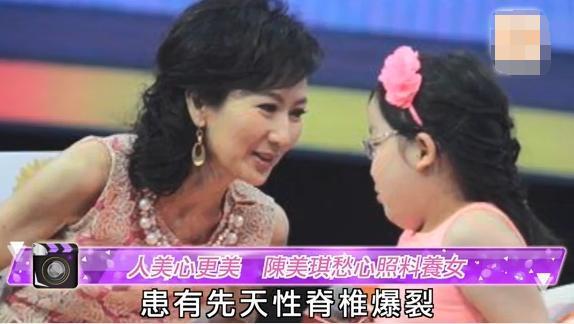 陈美琪带养女逛街两人似姐妹，两次手术后女儿终于可以自由走动！