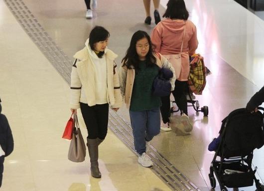 陈美琪带养女逛街两人似姐妹，两次手术后女儿终于可以自由走动！