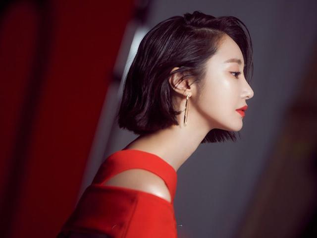 韩国短发女神高俊熙，拍摄花絮生图曝光，这天鹅颈“绝了”！