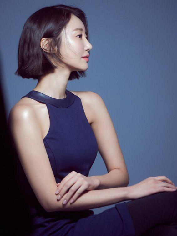 韩国短发女神高俊熙，拍摄花絮生图曝光，这天鹅颈“绝了”！