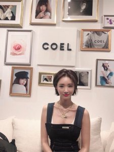 ​韩国短发女神高俊熙，拍摄花絮生图曝光，这天鹅颈“绝了”！