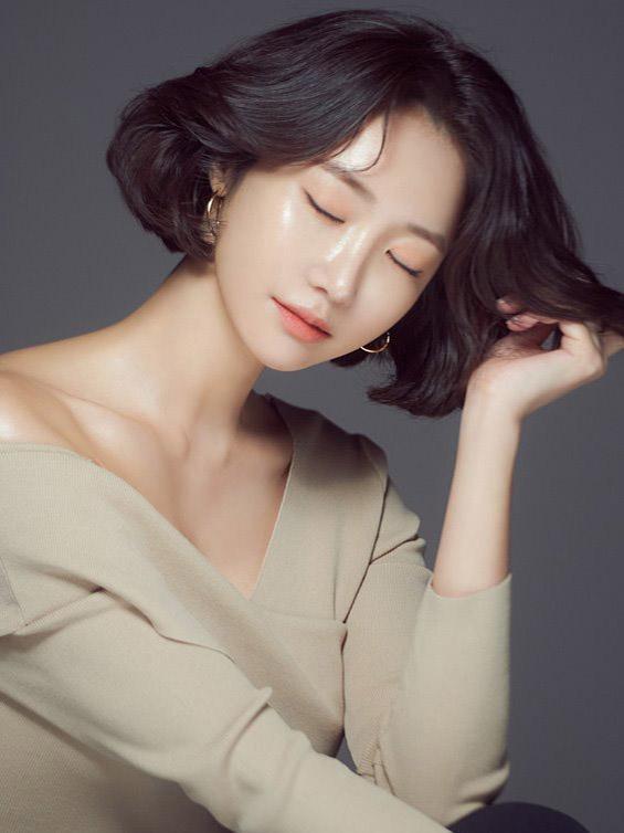 韩国短发女神高俊熙，拍摄花絮生图曝光，这天鹅颈“绝了”！