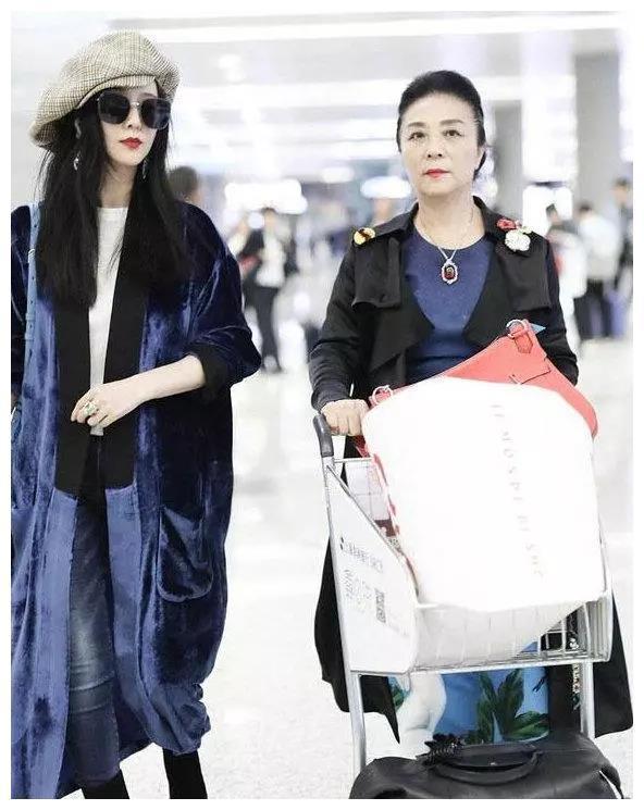 范冰冰让妈妈推车被骂，其实或许亲情之爱都是从“麻烦”开始