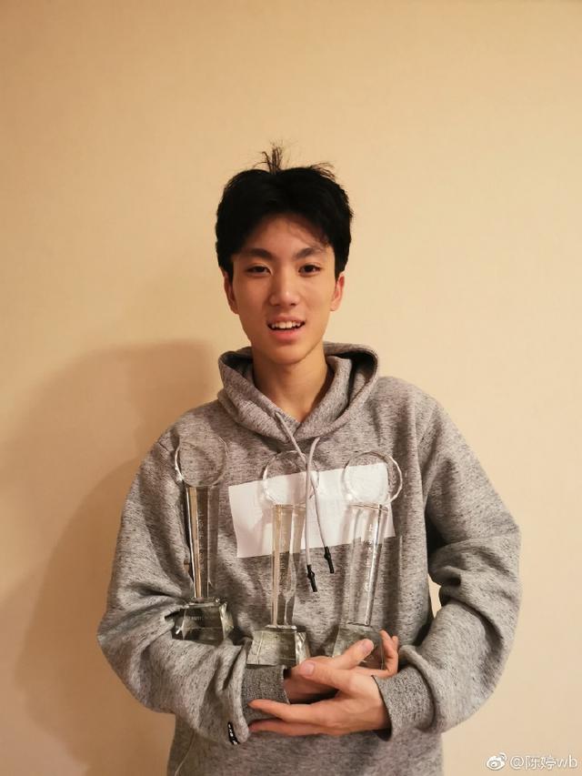 张艺谋尴尬了！儿子获三个大奖，妻子晒照炫耀，却搞错他的过去