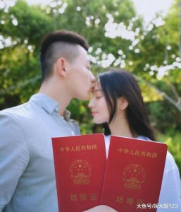​张馨予晒结婚证变身军嫂, 众明星送祝福, 范冰冰李晨微博沦陷