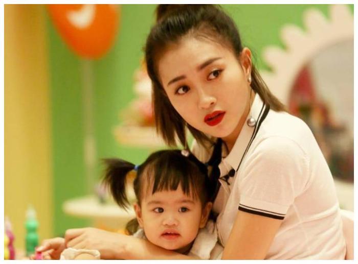 包文婧女儿“开挂式”长大啦！曾经被观众嫌丑，近照却美出新高度
