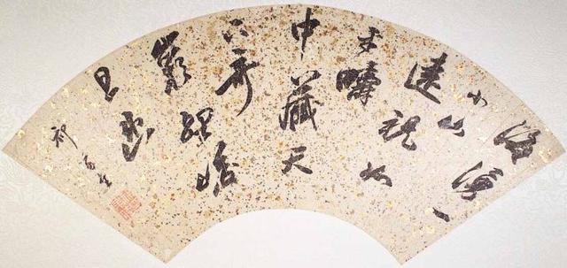 张大千最擅长扇面书法，字如神龙升腾，下面的扇面书法胜过张大千