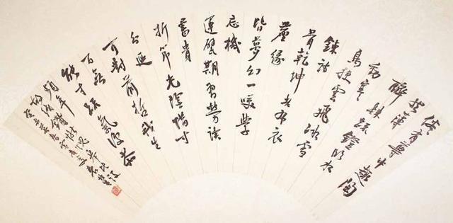 张大千最擅长扇面书法，字如神龙升腾，下面的扇面书法胜过张大千