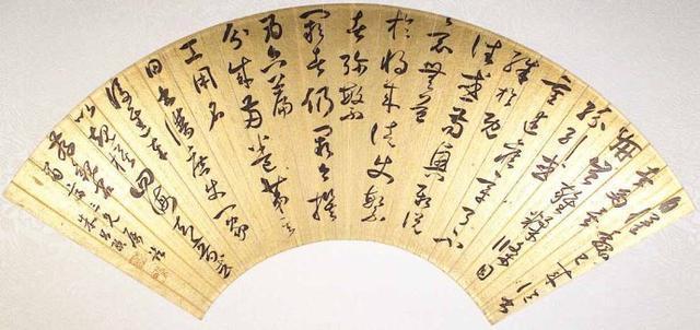 张大千最擅长扇面书法，字如神龙升腾，下面的扇面书法胜过张大千