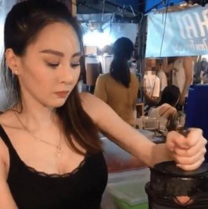 ​抖音“水果西施”走红，拍到了下半身后，网友：太失望了