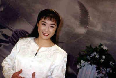 62岁央视一姐汪文华近照，曾与丈夫两地分居17年，如今热衷公益