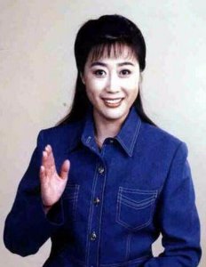 ​62岁央视一姐汪文华近照，曾与丈夫两地分居17年，如今热衷公益