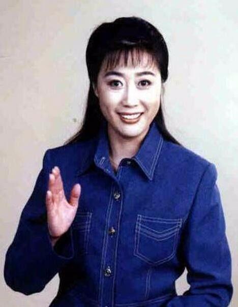 62岁央视一姐汪文华近照，曾与丈夫两地分居17年，如今热衷公益