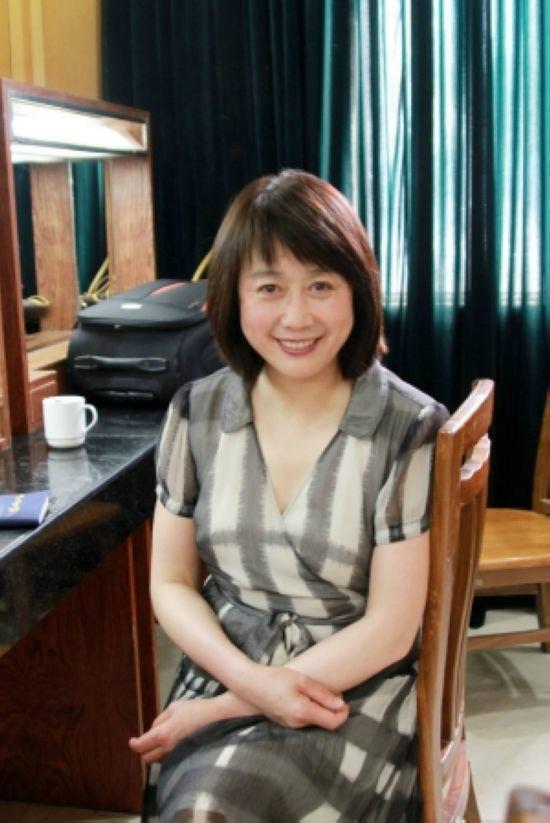 62岁央视一姐汪文华近照，曾与丈夫两地分居17年，如今热衷公益