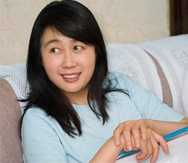 62岁央视一姐汪文华近照，曾与丈夫两地分居17年，如今热衷公益