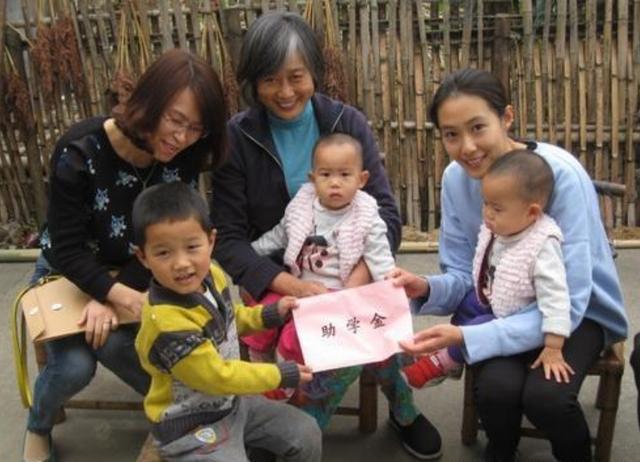 62岁央视一姐汪文华近照，曾与丈夫两地分居17年，如今热衷公益