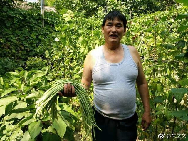 大衣哥近况曝光：被村民看不起，捐款无数仍被骂，为儿子操碎心