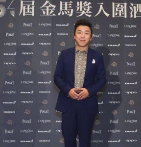 ​44岁黄渤老婆近照曝光，整整隐藏了22年，网友：这才是夫妻相