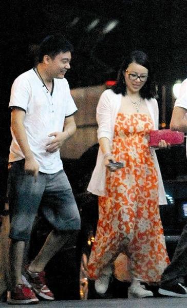 31岁的丁俊晖与富二代妻子近照：她贤惠略显富态 他即将当爸爸