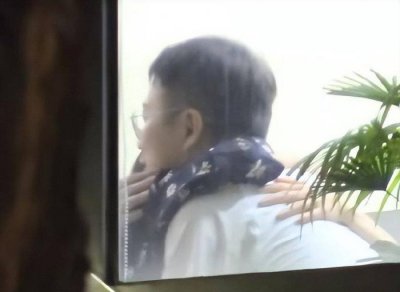 ​42岁的董洁被拍到跟一名男性拥抱摸头暧昧牵手互动相当亲密