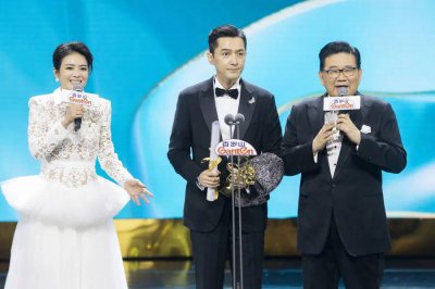 ​白玉兰这夜，落落大方的姜妍，证明了啥是红气养人