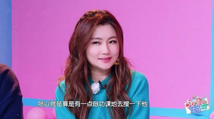 任家萱主动靠向张轩睿姿势暧昧，张轩睿却坐姿端正，身份互换？