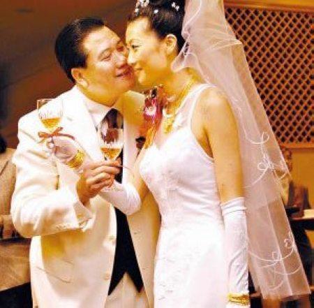 又一位58岁香港男星喜当爹，内地老婆小他20岁