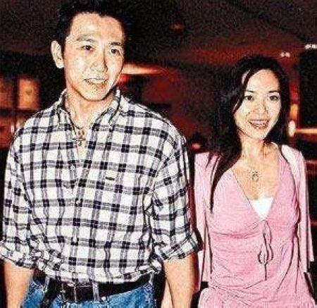 又一位58岁香港男星喜当爹，内地老婆小他20岁