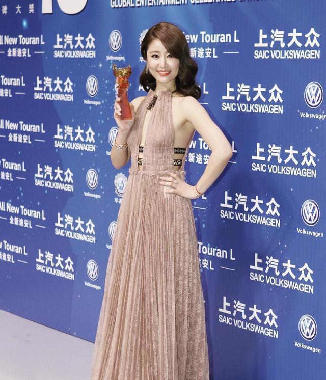 林心如彻底“放开了”，穿挂脖连衣裙性感亮相，中间的缝开很大