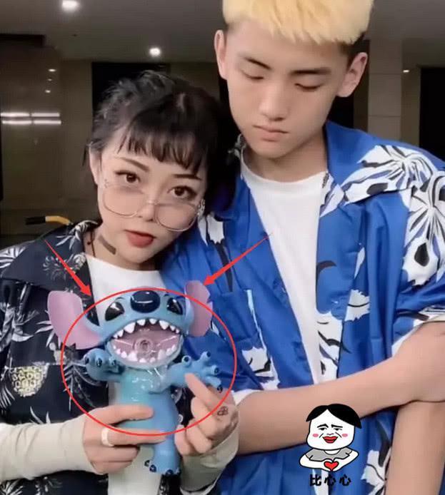 顾茜茜走杨清柠路线，谈恋爱后竟玩起泡泡机，网友：这不像你啊！
