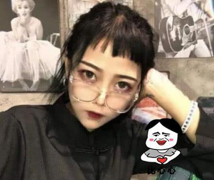 顾茜茜走杨清柠路线，谈恋爱后竟玩起泡泡机，网友：这不像你啊！