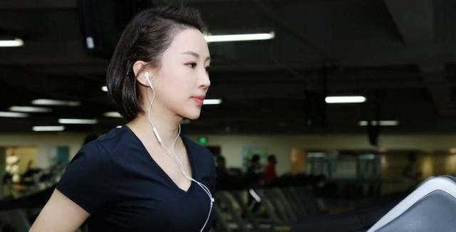 九球天后潘晓婷38岁仍然单身，看完她的近照，网友大呼女神