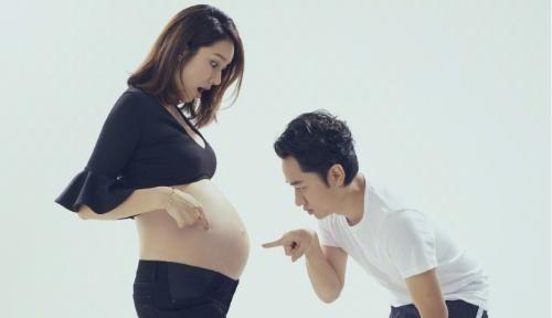 李亚男怀孕即将剖腹产，在微博晒自己孕照，网友：这脚真让人心疼
