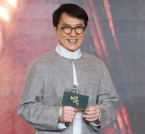 成龙怒批某位年轻演员，成龙：别人不敢讲我敢讲，我有这个资格讲