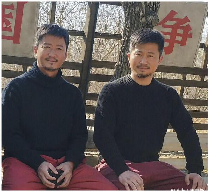 吴京和替身合影，两人上演真假美猴王，连胡子都一样！