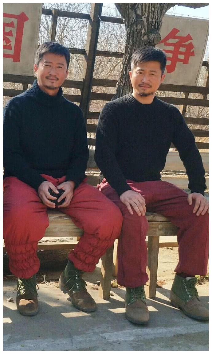 吴京和替身合影，两人上演真假美猴王，连胡子都一样！