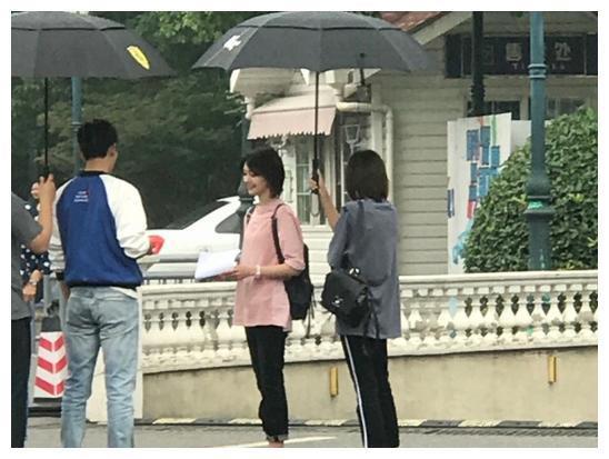罗晋郑爽拍戏被偶遇，二人有说有笑好甜蜜，郑爽坐姿一看就很淑女