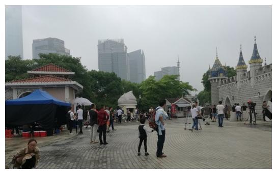 罗晋郑爽拍戏被偶遇，二人有说有笑好甜蜜，郑爽坐姿一看就很淑女