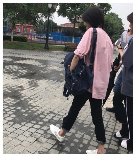 罗晋郑爽拍戏被偶遇，二人有说有笑好甜蜜，郑爽坐姿一看就很淑女