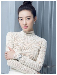 ​她是内蒙古著名美女演员，曾捧红前夫腾格尔，如今57岁却还单身