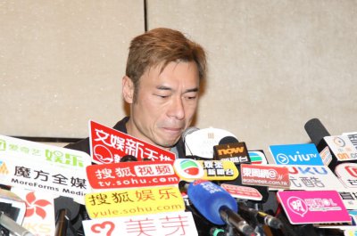 ​许志安就出轨事件抽泣道歉 经纪公司怒火难平暂停其所有工作