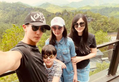 ​吴尊一家四口开心度假：晒腹肌自拍照好养眼，Neinei大长腿抢眼